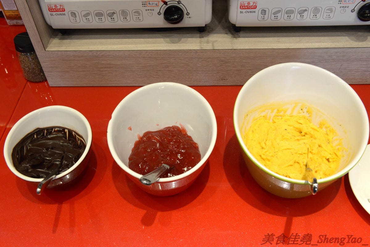 [台中沙鹿]犇頂牛排 沙鹿店 – 來自北部的知名連鎖牛排店,價格平實,排餐最便宜只要150元,肉品皆使用原肉,熟度可自行選擇,店內自助吧濃湯吐司飲料無限享用,吐司有提供三種抹醬,超大推香蒜抹
