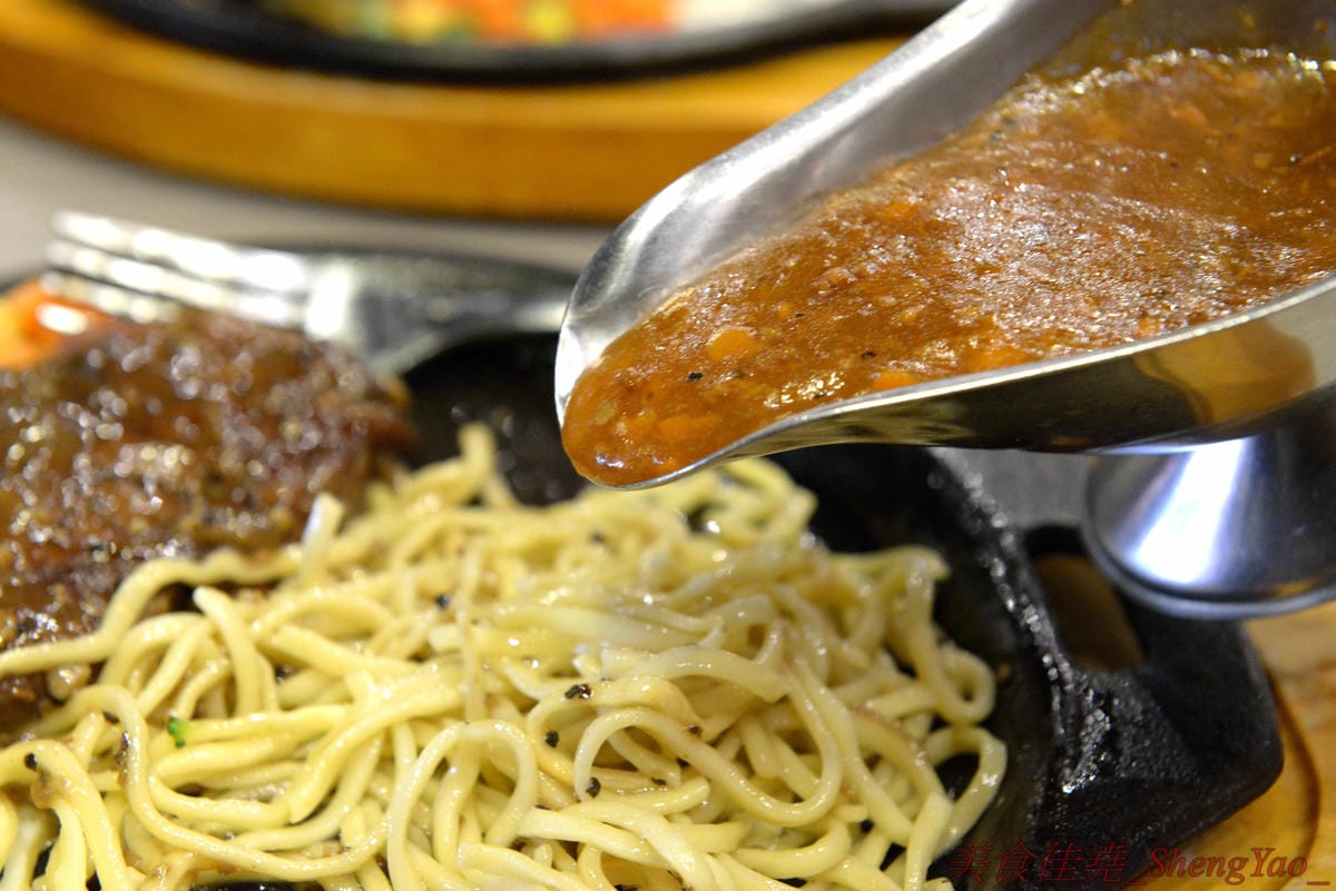 [台中沙鹿]犇頂牛排 沙鹿店 – 來自北部的知名連鎖牛排店,價格平實,排餐最便宜只要150元,肉品皆使用原肉,熟度可自行選擇,店內自助吧濃湯吐司飲料無限享用,吐司有提供三種抹醬,超大推香蒜抹
