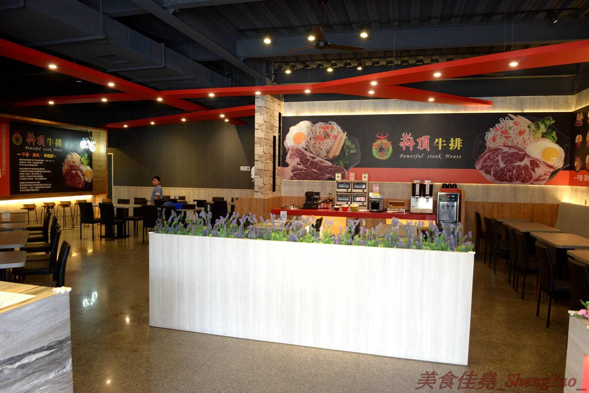 [台中沙鹿]犇頂牛排 沙鹿店 – 來自北部的知名連鎖牛排店,價格平實,排餐最便宜只要150元,肉品皆使用原肉,熟度可自行選擇,店內自助吧濃湯吐司飲料無限享用,吐司有提供三種抹醬,超大推香蒜抹