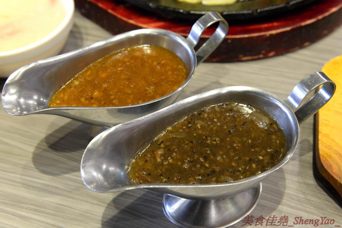 [台中沙鹿]犇頂牛排 沙鹿店 – 來自北部的知名連鎖牛排店,價格平實,排餐最便宜只要150元,肉品皆使用原肉,熟度可自行選擇,店內自助吧濃湯吐司飲料無限享用,吐司有提供三種抹醬,超大推香蒜抹