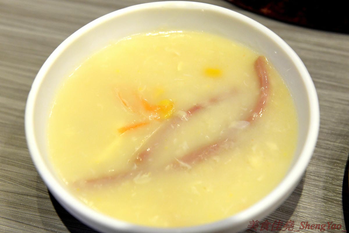[台中沙鹿]犇頂牛排 沙鹿店 – 來自北部的知名連鎖牛排店,價格平實,排餐最便宜只要150元,肉品皆使用原肉,熟度可自行選擇,店內自助吧濃湯吐司飲料無限享用,吐司有提供三種抹醬,超大推香蒜抹