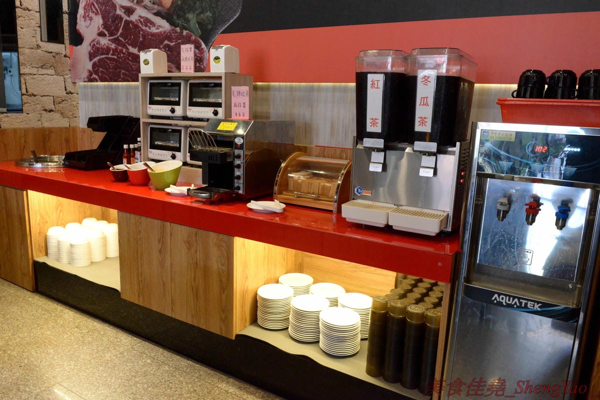 [台中沙鹿]犇頂牛排 沙鹿店 – 來自北部的知名連鎖牛排店,價格平實,排餐最便宜只要150元,肉品皆使用原肉,熟度可自行選擇,店內自助吧濃湯吐司飲料無限享用,吐司有提供三種抹醬,超大推香蒜抹