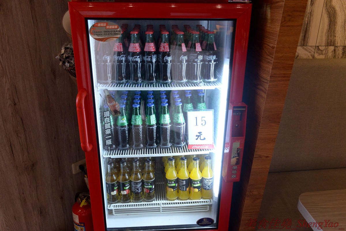 [台中沙鹿]犇頂牛排 沙鹿店 – 來自北部的知名連鎖牛排店,價格平實,排餐最便宜只要150元,肉品皆使用原肉,熟度可自行選擇,店內自助吧濃湯吐司飲料無限享用,吐司有提供三種抹醬,超大推香蒜抹