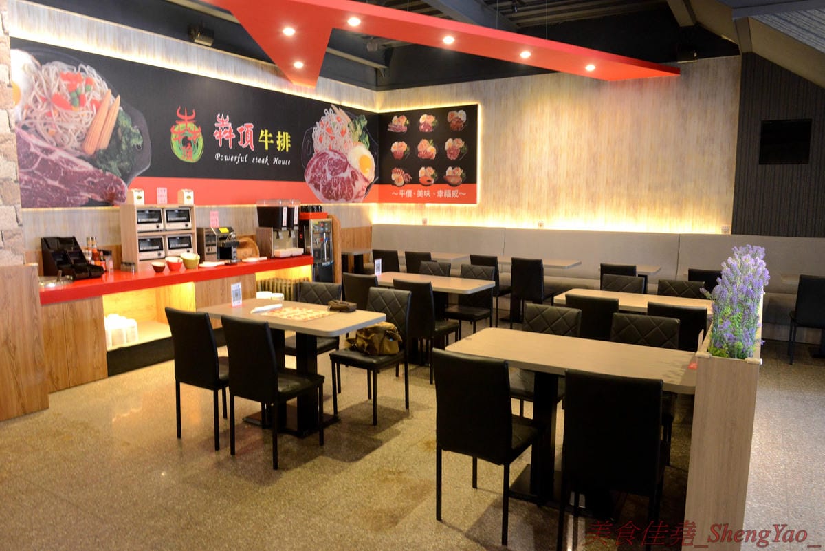 [台中沙鹿]犇頂牛排 沙鹿店 – 來自北部的知名連鎖牛排店,價格平實,排餐最便宜只要150元,肉品皆使用原肉,熟度可自行選擇,店內自助吧濃湯吐司飲料無限享用,吐司有提供三種抹醬,超大推香蒜抹
