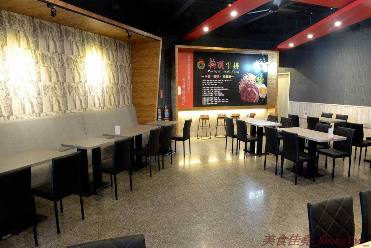 [台中沙鹿]犇頂牛排 沙鹿店 – 來自北部的知名連鎖牛排店,價格平實,排餐最便宜只要150元,肉品皆使用原肉,熟度可自行選擇,店內自助吧濃湯吐司飲料無限享用,吐司有提供三種抹醬,超大推香蒜抹