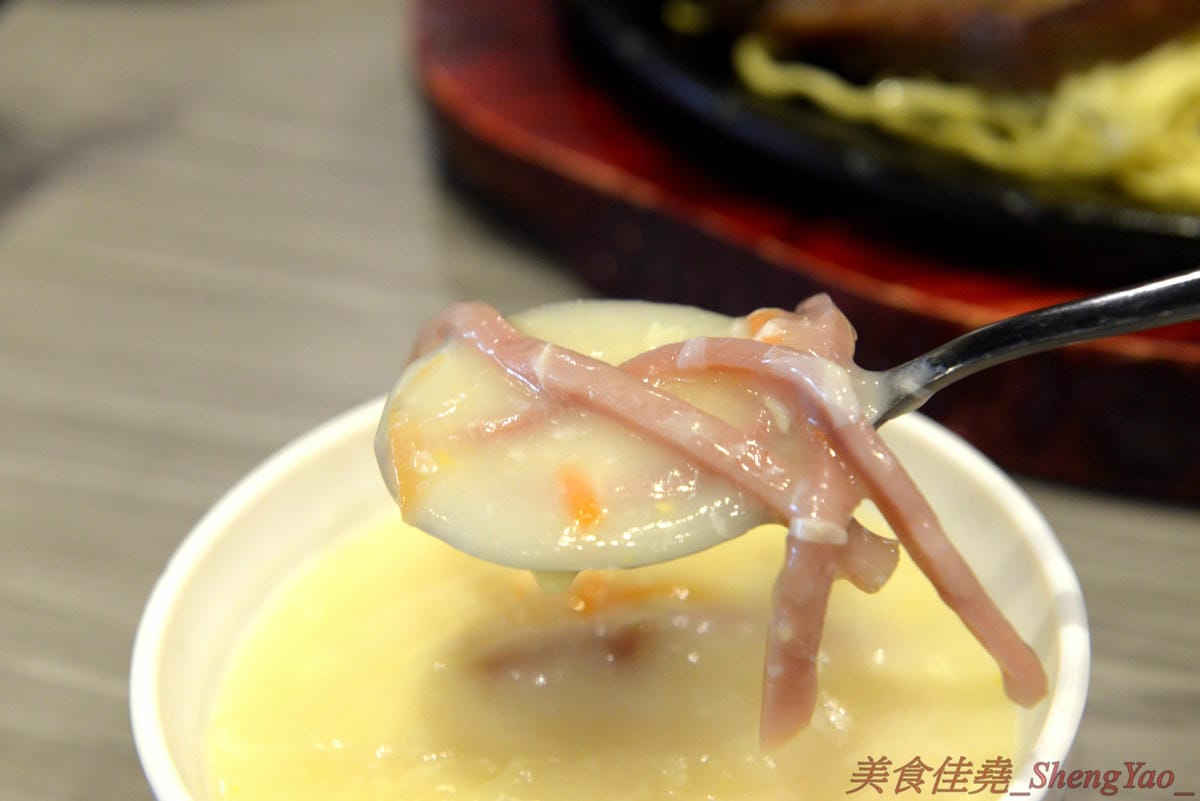 [台中沙鹿]犇頂牛排 沙鹿店 – 來自北部的知名連鎖牛排店,價格平實,排餐最便宜只要150元,肉品皆使用原肉,熟度可自行選擇,店內自助吧濃湯吐司飲料無限享用,吐司有提供三種抹醬,超大推香蒜抹