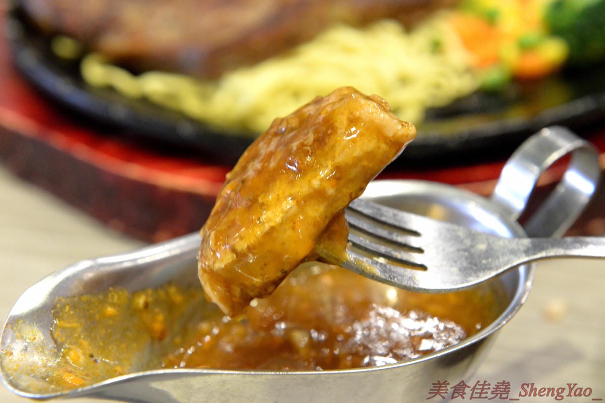 [台中沙鹿]犇頂牛排 沙鹿店 – 來自北部的知名連鎖牛排店,價格平實,排餐最便宜只要150元,肉品皆使用原肉,熟度可自行選擇,店內自助吧濃湯吐司飲料無限享用,吐司有提供三種抹醬,超大推香蒜抹