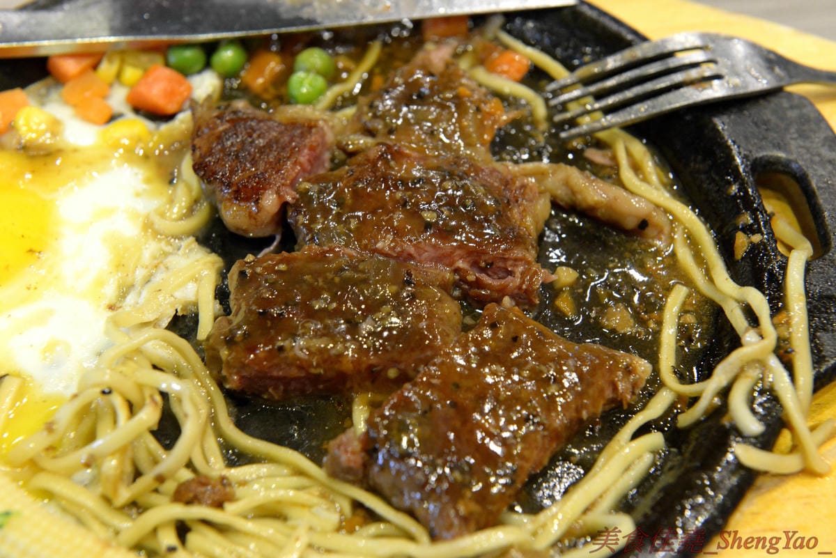 [台中沙鹿]犇頂牛排 沙鹿店 – 來自北部的知名連鎖牛排店,價格平實,排餐最便宜只要150元,肉品皆使用原肉,熟度可自行選擇,店內自助吧濃湯吐司飲料無限享用,吐司有提供三種抹醬,超大推香蒜抹