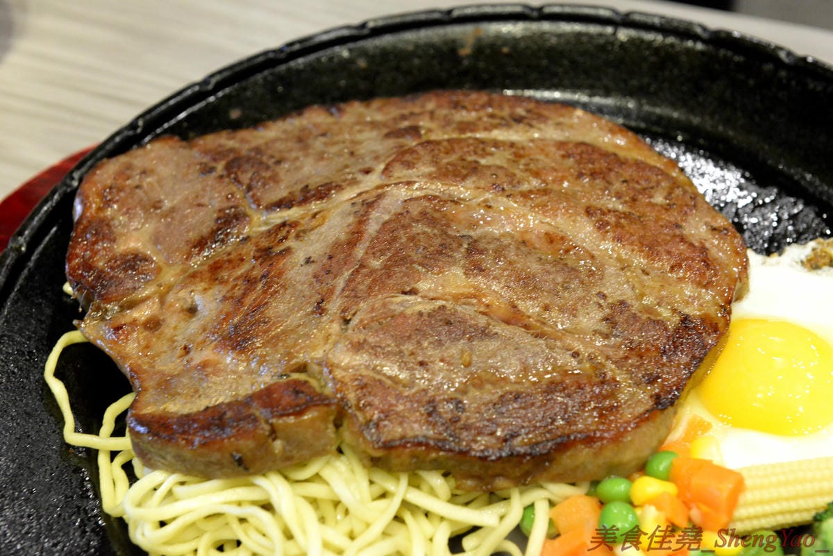[台中沙鹿]犇頂牛排 沙鹿店 – 來自北部的知名連鎖牛排店,價格平實,排餐最便宜只要150元,肉品皆使用原肉,熟度可自行選擇,店內自助吧濃湯吐司飲料無限享用,吐司有提供三種抹醬,超大推香蒜抹