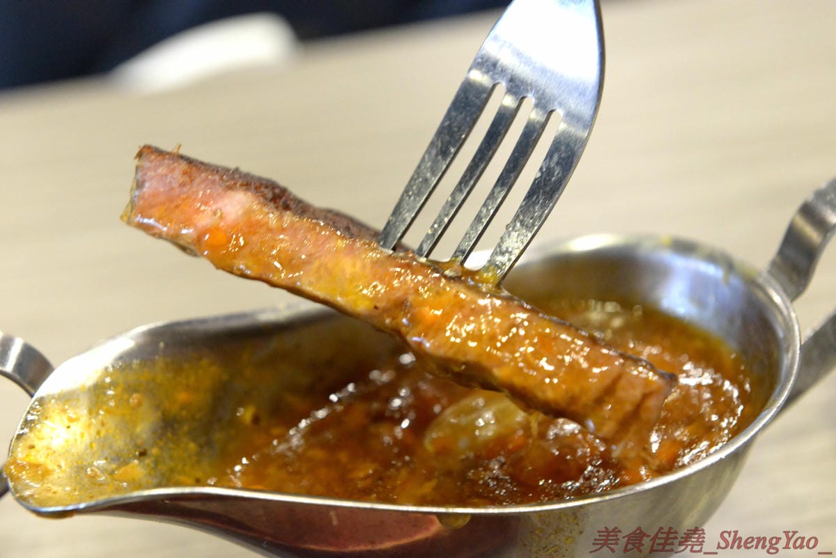 [台中沙鹿]犇頂牛排 沙鹿店 – 來自北部的知名連鎖牛排店,價格平實,排餐最便宜只要150元,肉品皆使用原肉,熟度可自行選擇,店內自助吧濃湯吐司飲料無限享用,吐司有提供三種抹醬,超大推香蒜抹