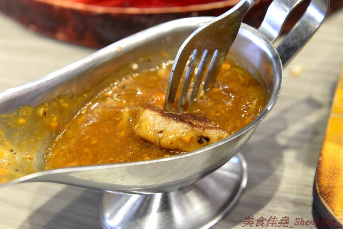 [台中沙鹿]犇頂牛排 沙鹿店 – 來自北部的知名連鎖牛排店,價格平實,排餐最便宜只要150元,肉品皆使用原肉,熟度可自行選擇,店內自助吧濃湯吐司飲料無限享用,吐司有提供三種抹醬,超大推香蒜抹