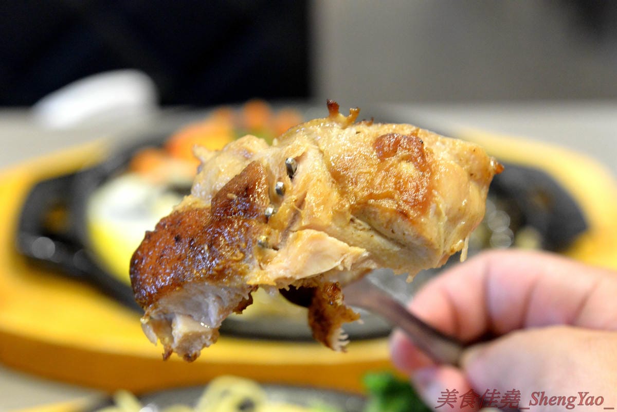 [台中沙鹿]犇頂牛排 沙鹿店 – 來自北部的知名連鎖牛排店,價格平實,排餐最便宜只要150元,肉品皆使用原肉,熟度可自行選擇,店內自助吧濃湯吐司飲料無限享用,吐司有提供三種抹醬,超大推香蒜抹