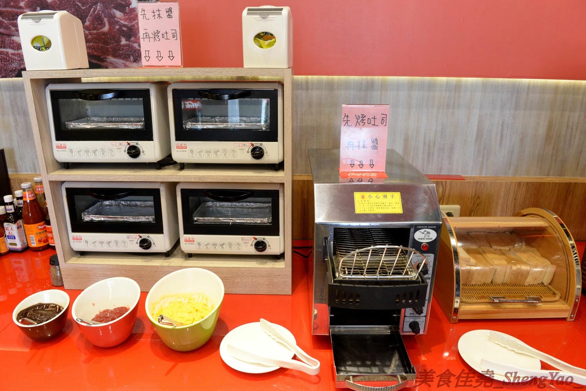 [台中沙鹿]犇頂牛排 沙鹿店 – 來自北部的知名連鎖牛排店,價格平實,排餐最便宜只要150元,肉品皆使用原肉,熟度可自行選擇,店內自助吧濃湯吐司飲料無限享用,吐司有提供三種抹醬,超大推香蒜抹