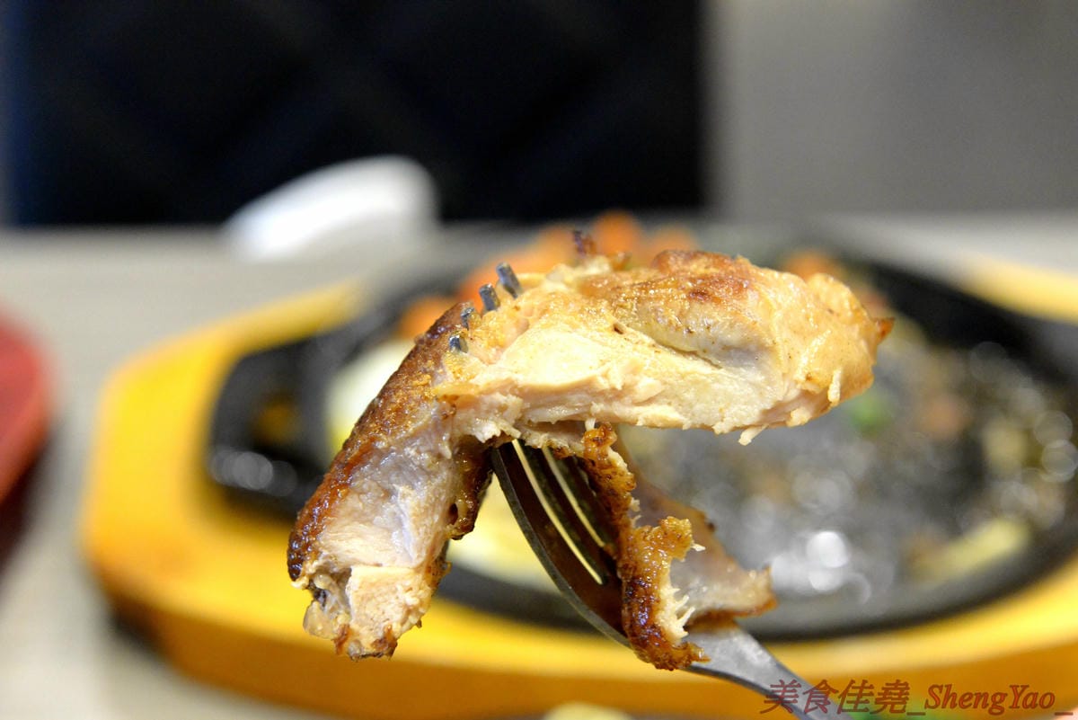 [台中沙鹿]犇頂牛排 沙鹿店 – 來自北部的知名連鎖牛排店,價格平實,排餐最便宜只要150元,肉品皆使用原肉,熟度可自行選擇,店內自助吧濃湯吐司飲料無限享用,吐司有提供三種抹醬,超大推香蒜抹