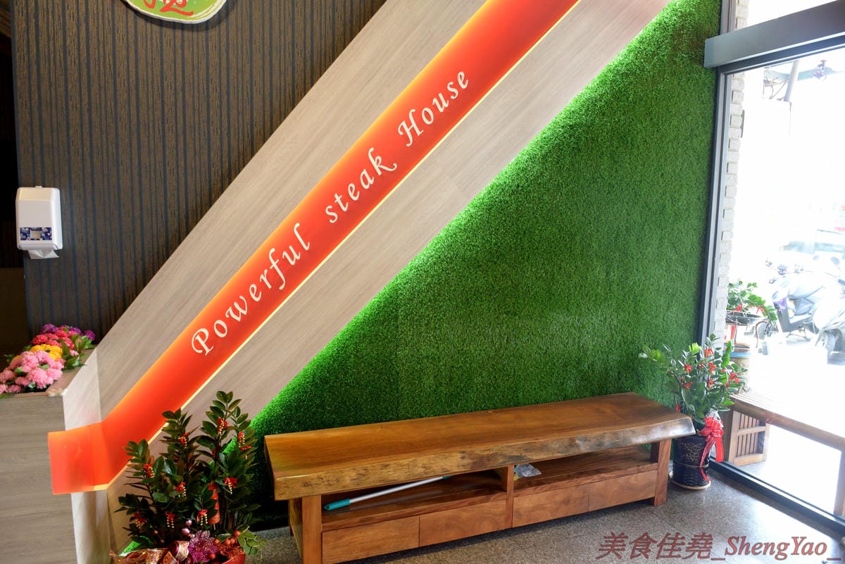 [台中沙鹿]犇頂牛排 沙鹿店 – 來自北部的知名連鎖牛排店,價格平實,排餐最便宜只要150元,肉品皆使用原肉,熟度可自行選擇,店內自助吧濃湯吐司飲料無限享用,吐司有提供三種抹醬,超大推香蒜抹