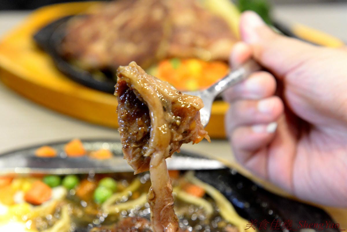 [台中沙鹿]犇頂牛排 沙鹿店 – 來自北部的知名連鎖牛排店,價格平實,排餐最便宜只要150元,肉品皆使用原肉,熟度可自行選擇,店內自助吧濃湯吐司飲料無限享用,吐司有提供三種抹醬,超大推香蒜抹
