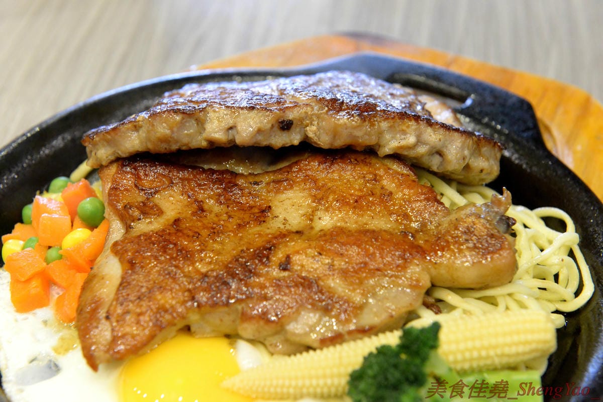 [台中沙鹿]犇頂牛排 沙鹿店 – 來自北部的知名連鎖牛排店,價格平實,排餐最便宜只要150元,肉品皆使用原肉,熟度可自行選擇,店內自助吧濃湯吐司飲料無限享用,吐司有提供三種抹醬,超大推香蒜抹