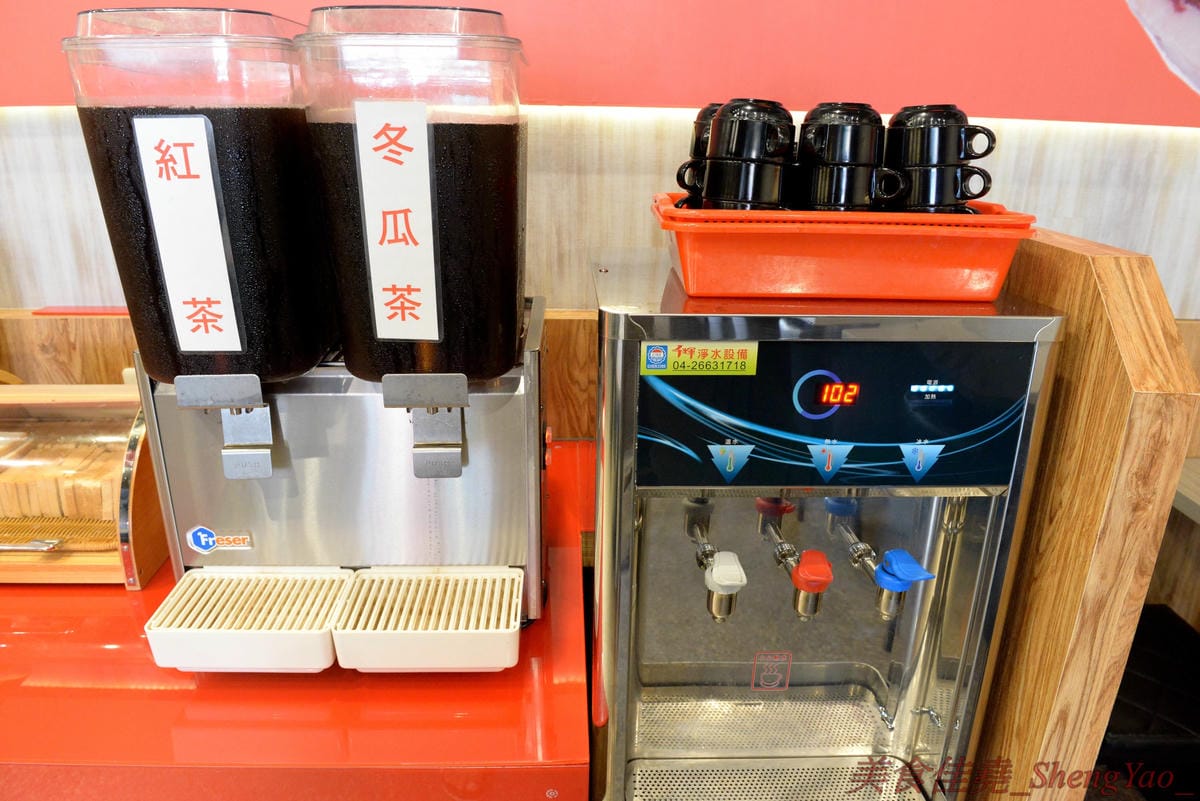 [台中沙鹿]犇頂牛排 沙鹿店 – 來自北部的知名連鎖牛排店,價格平實,排餐最便宜只要150元,肉品皆使用原肉,熟度可自行選擇,店內自助吧濃湯吐司飲料無限享用,吐司有提供三種抹醬,超大推香蒜抹