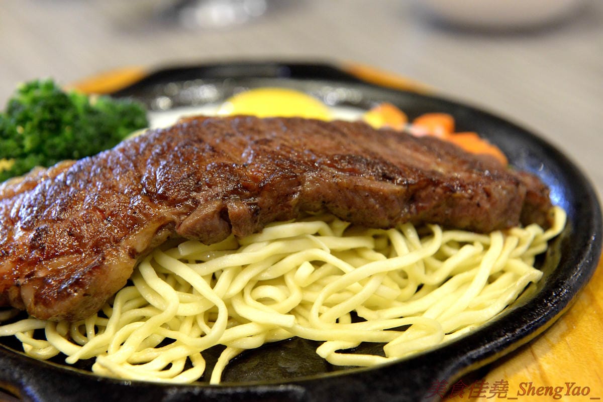 [台中沙鹿]犇頂牛排 沙鹿店 – 來自北部的知名連鎖牛排店,價格平實,排餐最便宜只要150元,肉品皆使用原肉,熟度可自行選擇,店內自助吧濃湯吐司飲料無限享用,吐司有提供三種抹醬,超大推香蒜抹