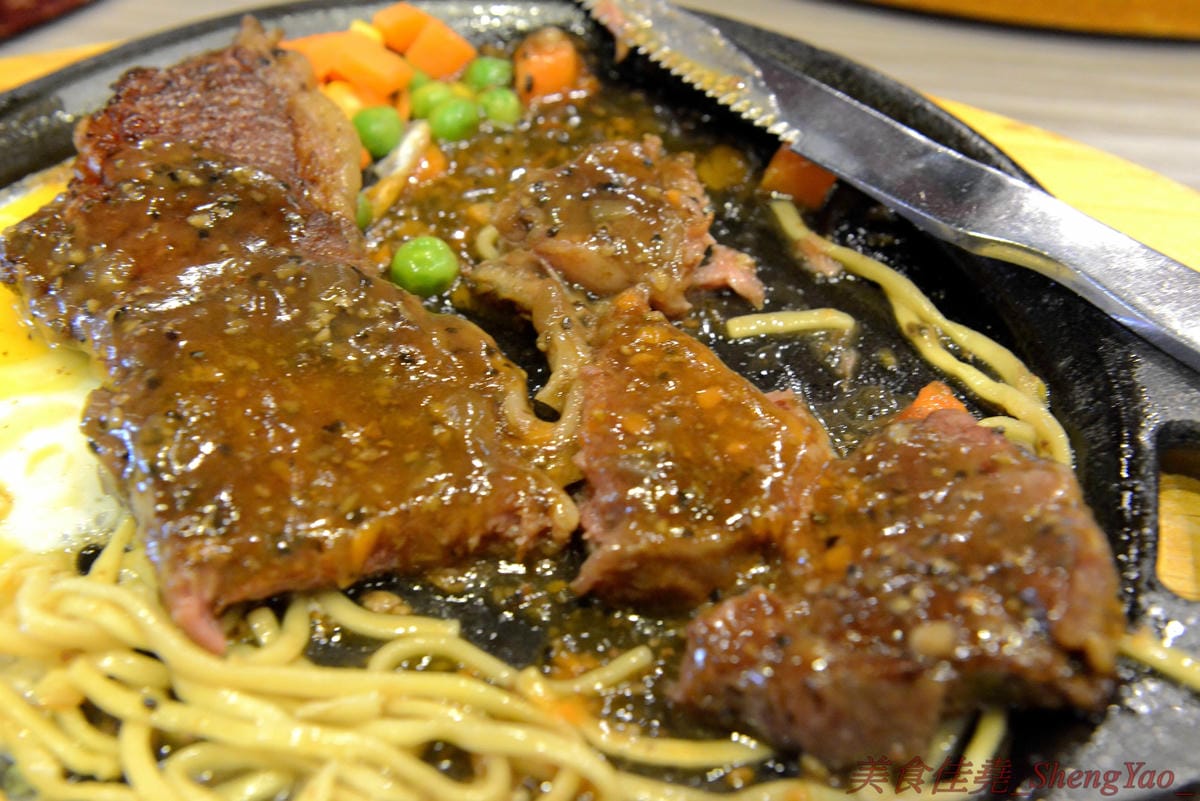 [台中沙鹿]犇頂牛排 沙鹿店 – 來自北部的知名連鎖牛排店,價格平實,排餐最便宜只要150元,肉品皆使用原肉,熟度可自行選擇,店內自助吧濃湯吐司飲料無限享用,吐司有提供三種抹醬,超大推香蒜抹