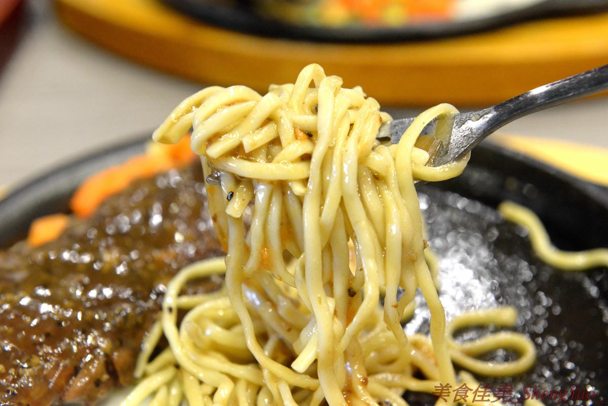 [台中沙鹿]犇頂牛排 沙鹿店 – 來自北部的知名連鎖牛排店,價格平實,排餐最便宜只要150元,肉品皆使用原肉,熟度可自行選擇,店內自助吧濃湯吐司飲料無限享用,吐司有提供三種抹醬,超大推香蒜抹