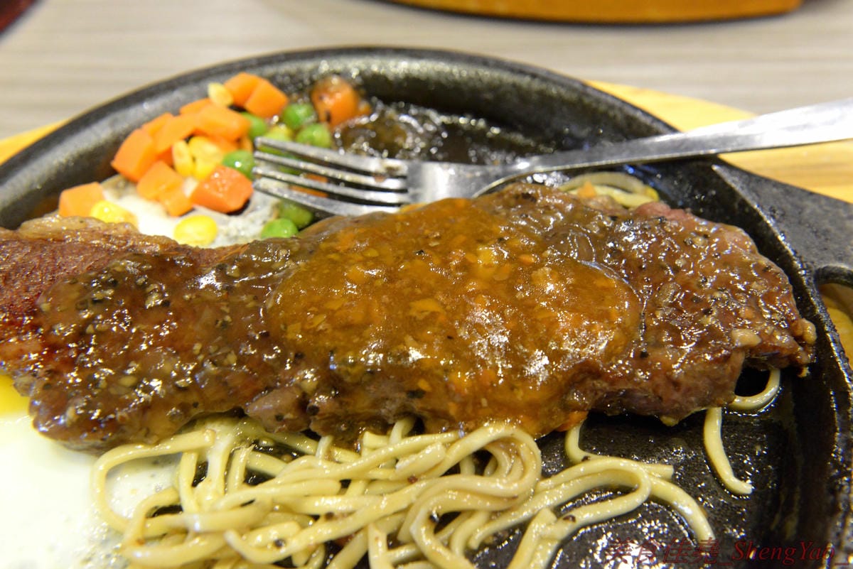[台中沙鹿]犇頂牛排 沙鹿店 – 來自北部的知名連鎖牛排店,價格平實,排餐最便宜只要150元,肉品皆使用原肉,熟度可自行選擇,店內自助吧濃湯吐司飲料無限享用,吐司有提供三種抹醬,超大推香蒜抹