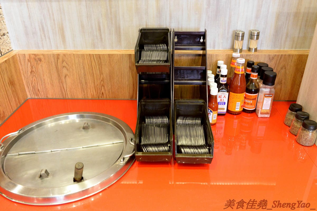[台中沙鹿]犇頂牛排 沙鹿店 – 來自北部的知名連鎖牛排店,價格平實,排餐最便宜只要150元,肉品皆使用原肉,熟度可自行選擇,店內自助吧濃湯吐司飲料無限享用,吐司有提供三種抹醬,超大推香蒜抹