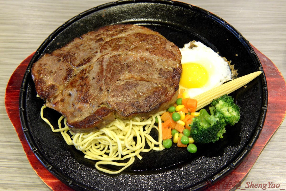 [台中沙鹿]犇頂牛排 沙鹿店 – 來自北部的知名連鎖牛排店,價格平實,排餐最便宜只要150元,肉品皆使用原肉,熟度可自行選擇,店內自助吧濃湯吐司飲料無限享用,吐司有提供三種抹醬,超大推香蒜抹