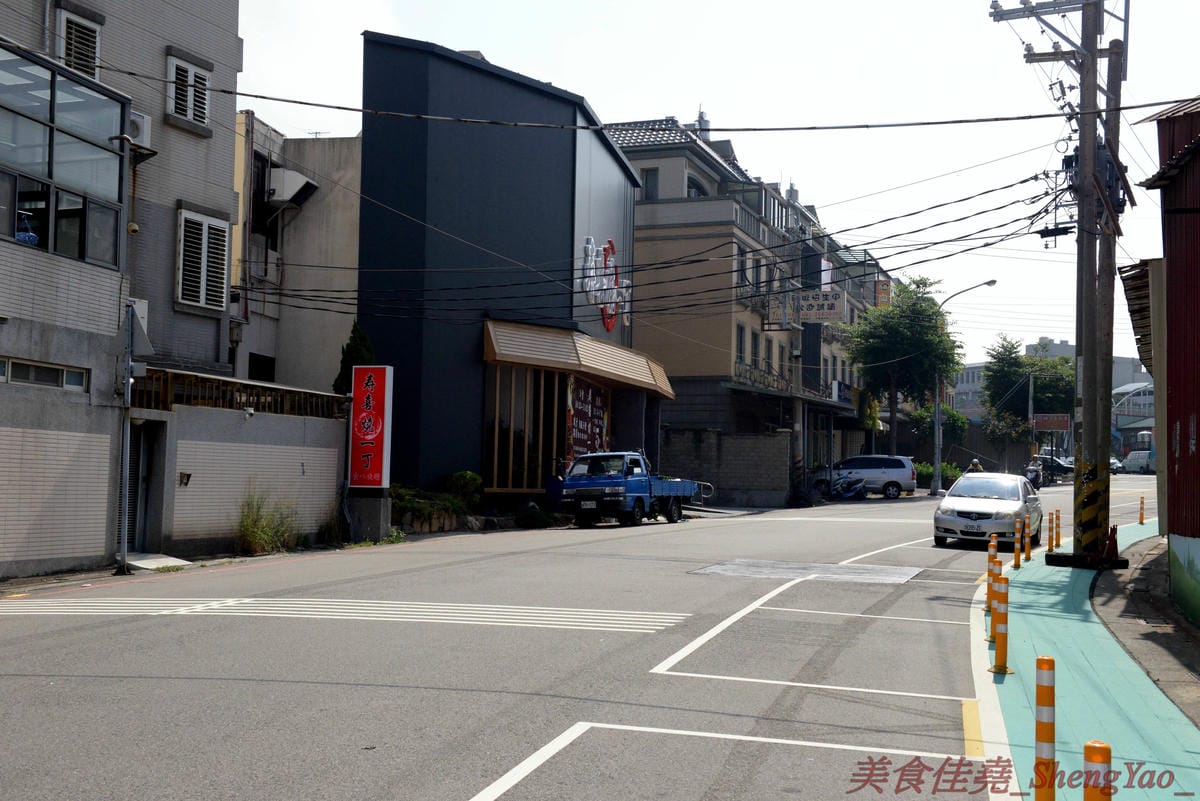 [台中沙鹿]壽喜燒一丁 沙鹿店 – 來自台北的壽喜燒吃到飽餐廳,中南部首家分店,兩種湯底、六種新鮮現切肉品加上十幾種蔬菜,自助吧也超豐富,價格平實,平日中午加服務費400元出頭而已,10/26-11/2