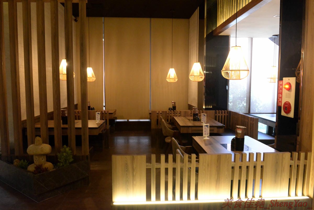 [台中沙鹿]壽喜燒一丁 沙鹿店 – 來自台北的壽喜燒吃到飽餐廳,中南部首家分店,兩種湯底、六種新鮮現切肉品加上十幾種蔬菜,自助吧也超豐富,價格平實,平日中午加服務費400元出頭而已,10/26-11/2
