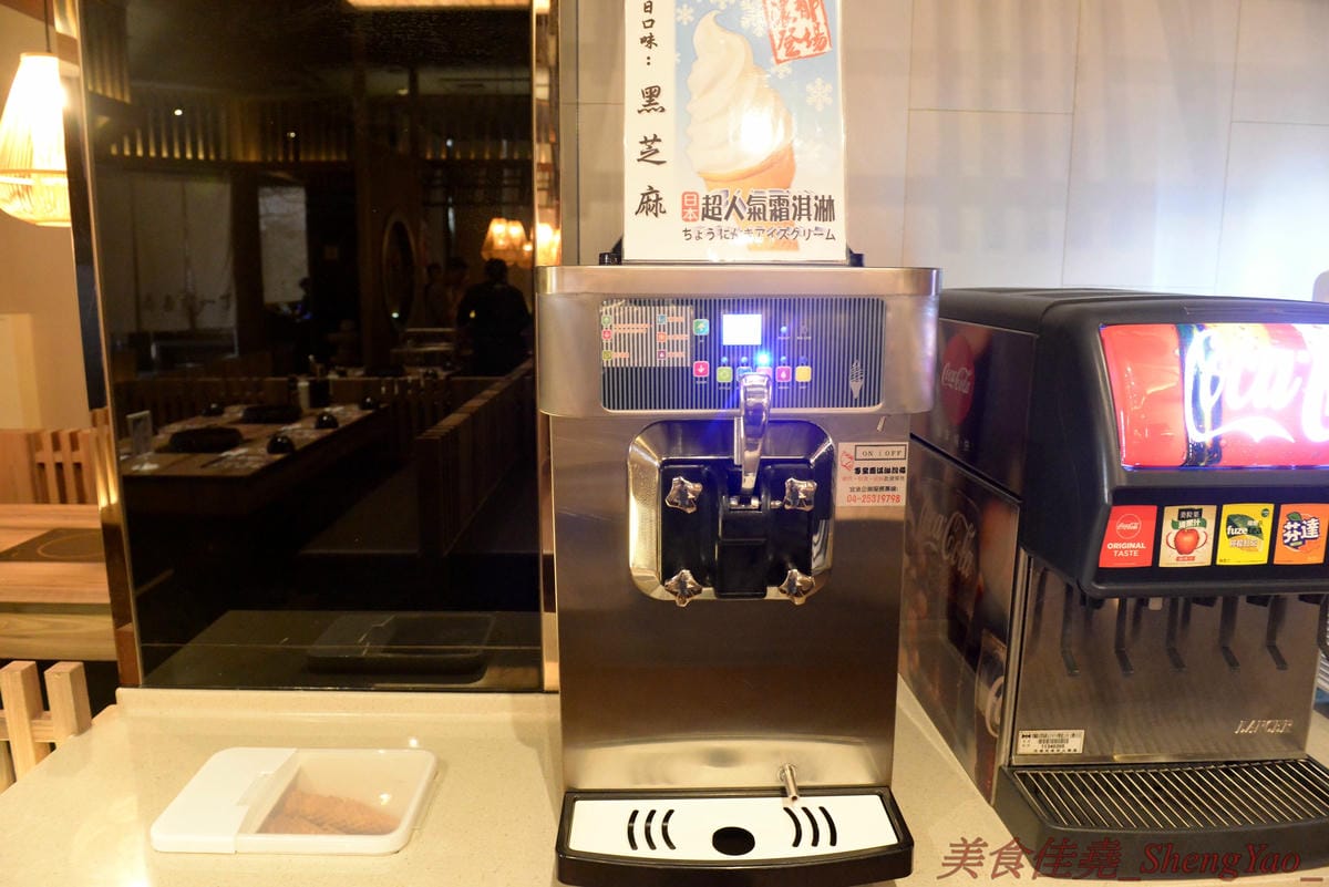 [台中沙鹿]壽喜燒一丁 沙鹿店 – 來自台北的壽喜燒吃到飽餐廳,中南部首家分店,兩種湯底、六種新鮮現切肉品加上十幾種蔬菜,自助吧也超豐富,價格平實,平日中午加服務費400元出頭而已,10/26-11/2