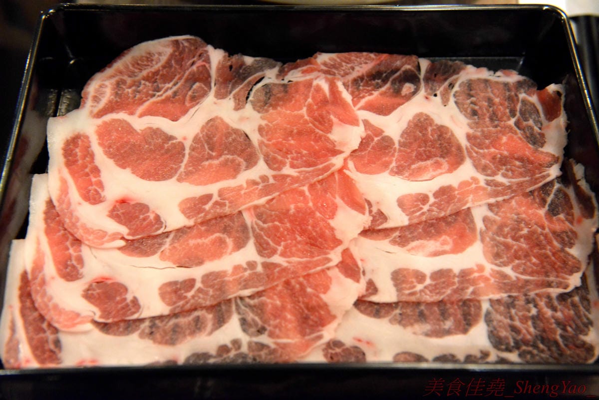 [台中沙鹿]壽喜燒一丁 沙鹿店 – 來自台北的壽喜燒吃到飽餐廳,中南部首家分店,兩種湯底、六種新鮮現切肉品加上十幾種蔬菜,自助吧也超豐富,價格平實,平日中午加服務費400元出頭而已,10/26-11/2