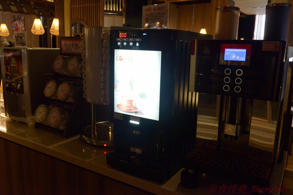 [台中沙鹿]壽喜燒一丁 沙鹿店 – 來自台北的壽喜燒吃到飽餐廳,中南部首家分店,兩種湯底、六種新鮮現切肉品加上十幾種蔬菜,自助吧也超豐富,價格平實,平日中午加服務費400元出頭而已,10/26-11/2
