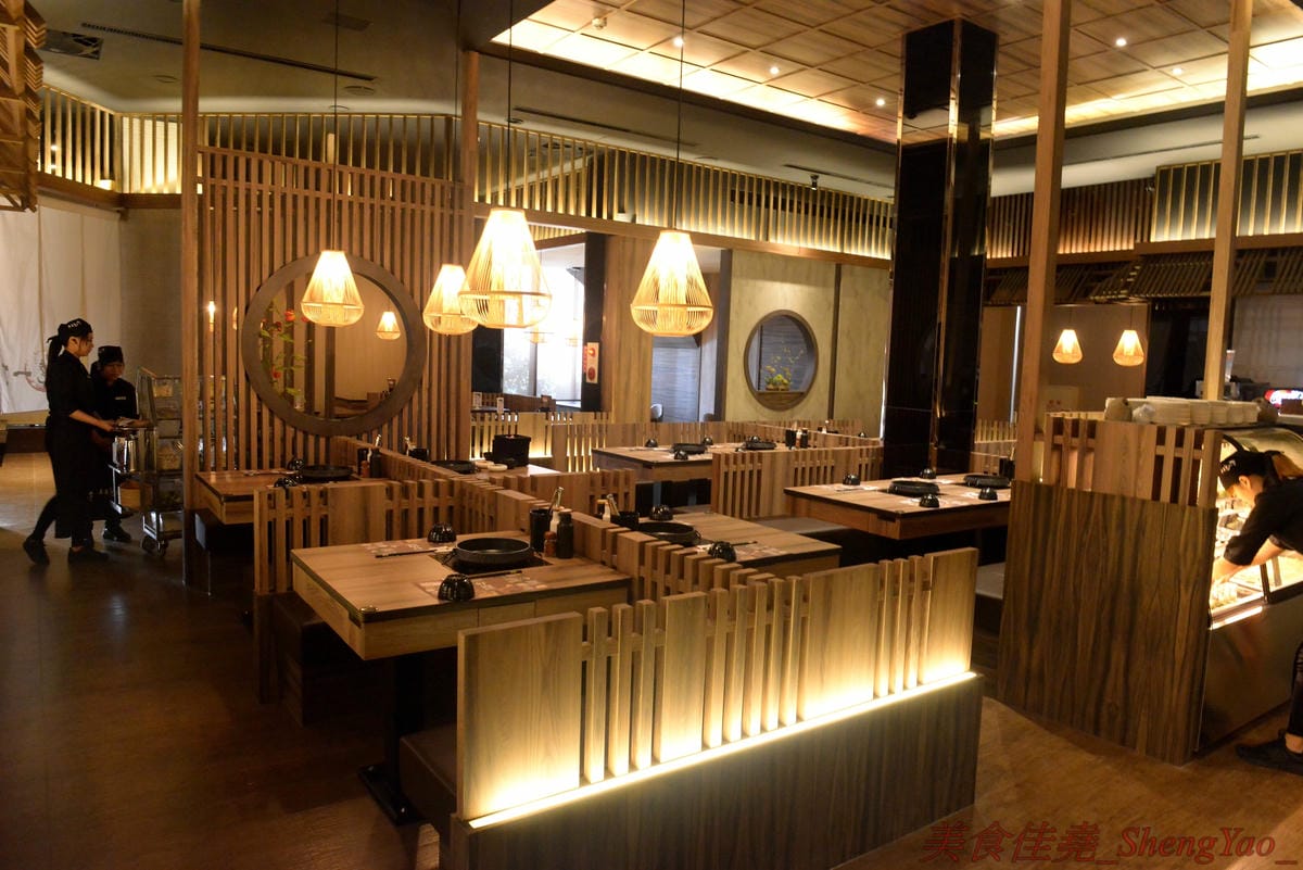 [台中沙鹿]壽喜燒一丁 沙鹿店 – 來自台北的壽喜燒吃到飽餐廳,中南部首家分店,兩種湯底、六種新鮮現切肉品加上十幾種蔬菜,自助吧也超豐富,價格平實,平日中午加服務費400元出頭而已,10/26-11/2