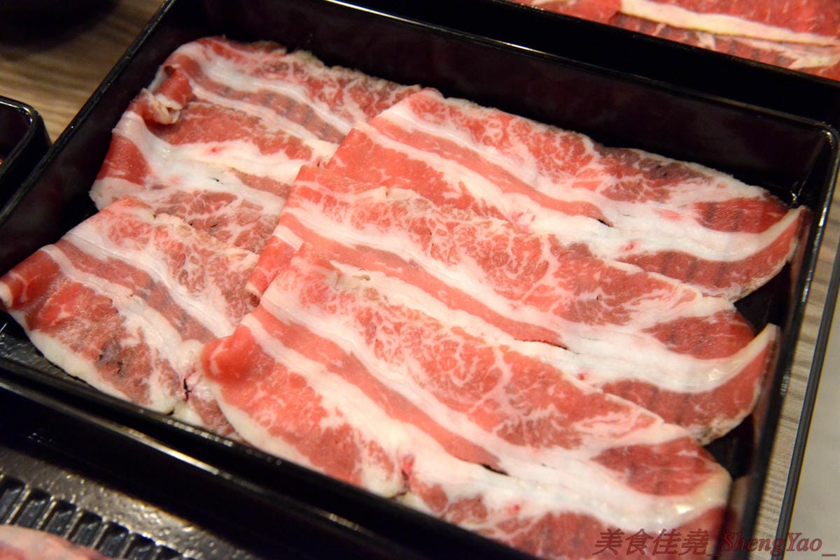 [台中沙鹿]壽喜燒一丁 沙鹿店 – 來自台北的壽喜燒吃到飽餐廳,中南部首家分店,兩種湯底、六種新鮮現切肉品加上十幾種蔬菜,自助吧也超豐富,價格平實,平日中午加服務費400元出頭而已,10/26-11/2