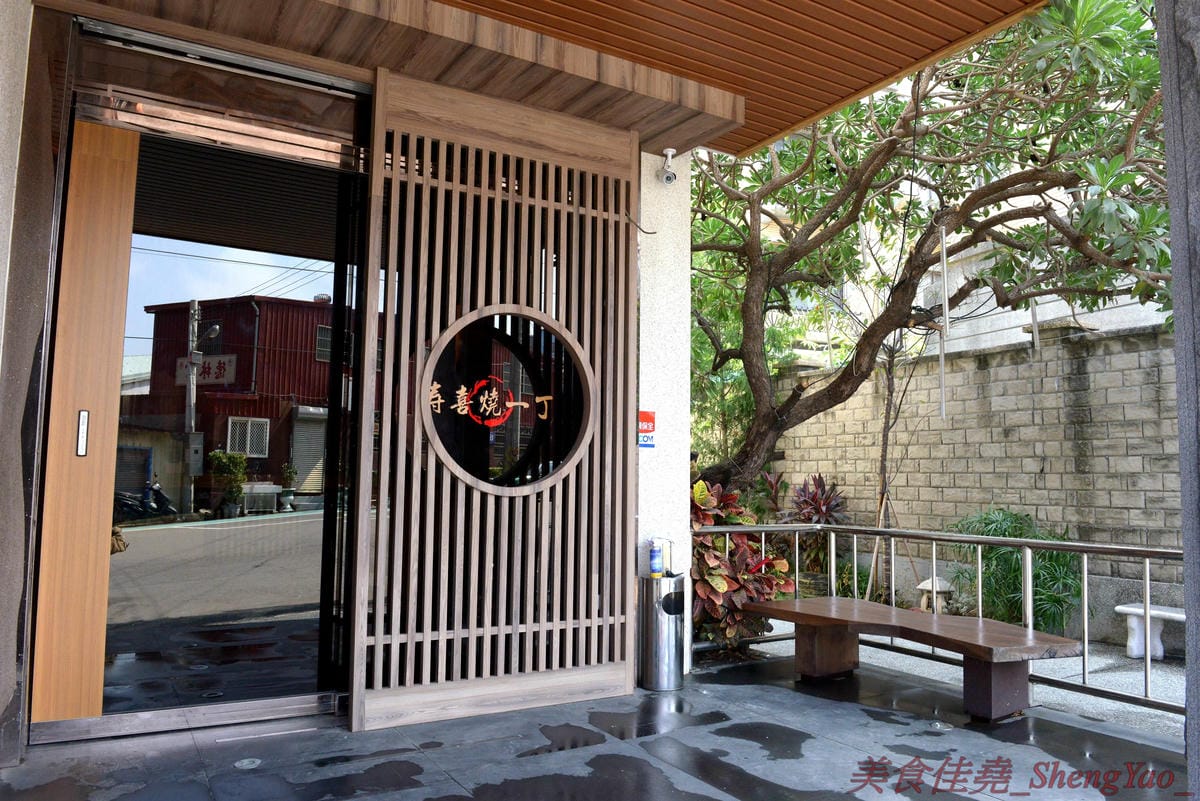 [台中沙鹿]壽喜燒一丁 沙鹿店 – 來自台北的壽喜燒吃到飽餐廳,中南部首家分店,兩種湯底、六種新鮮現切肉品加上十幾種蔬菜,自助吧也超豐富,價格平實,平日中午加服務費400元出頭而已,10/26-11/2