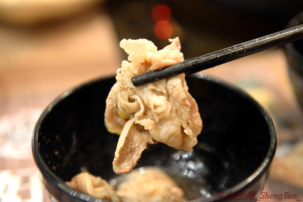 [台中沙鹿]壽喜燒一丁 沙鹿店 – 來自台北的壽喜燒吃到飽餐廳,中南部首家分店,兩種湯底、六種新鮮現切肉品加上十幾種蔬菜,自助吧也超豐富,價格平實,平日中午加服務費400元出頭而已,10/26-11/2