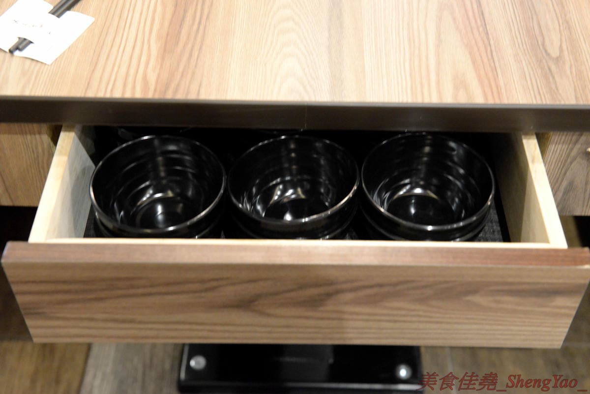 [台中沙鹿]壽喜燒一丁 沙鹿店 – 來自台北的壽喜燒吃到飽餐廳,中南部首家分店,兩種湯底、六種新鮮現切肉品加上十幾種蔬菜,自助吧也超豐富,價格平實,平日中午加服務費400元出頭而已,10/26-11/2