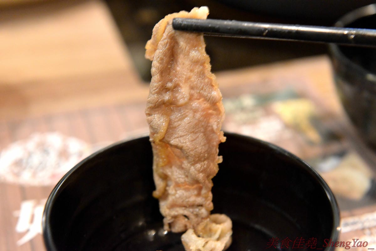 [台中沙鹿]壽喜燒一丁 沙鹿店 – 來自台北的壽喜燒吃到飽餐廳,中南部首家分店,兩種湯底、六種新鮮現切肉品加上十幾種蔬菜,自助吧也超豐富,價格平實,平日中午加服務費400元出頭而已,10/26-11/2