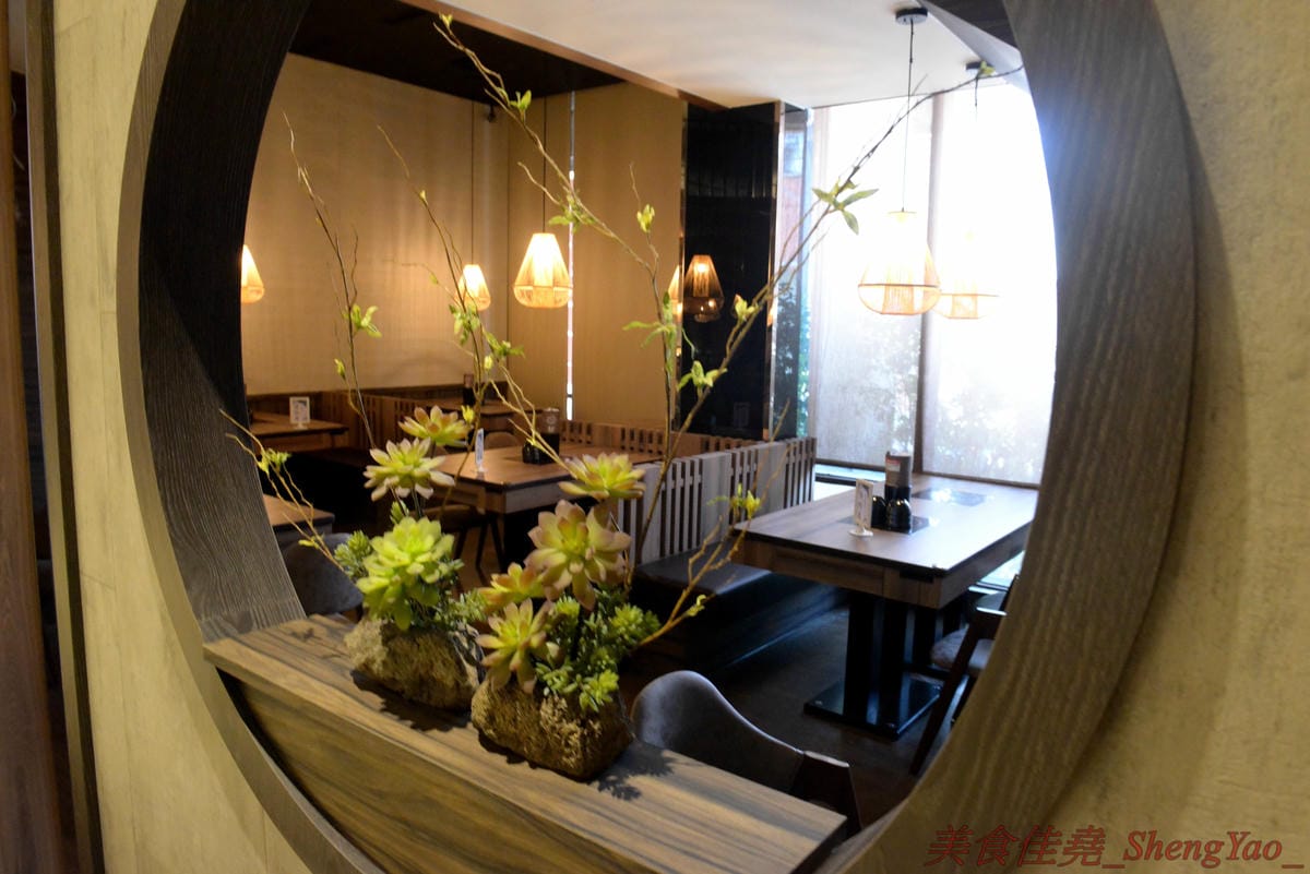 [台中沙鹿]壽喜燒一丁 沙鹿店 – 來自台北的壽喜燒吃到飽餐廳,中南部首家分店,兩種湯底、六種新鮮現切肉品加上十幾種蔬菜,自助吧也超豐富,價格平實,平日中午加服務費400元出頭而已,10/26-11/2