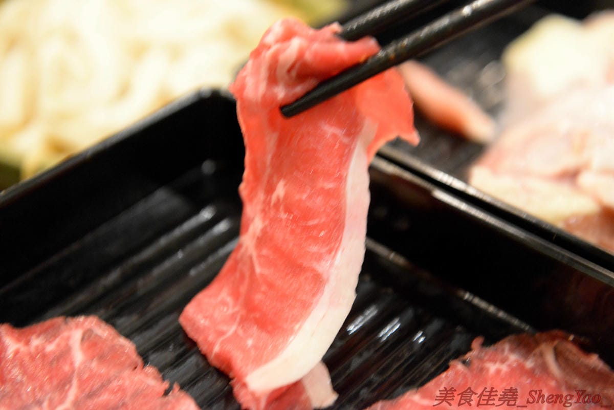[台中沙鹿]壽喜燒一丁 沙鹿店 – 來自台北的壽喜燒吃到飽餐廳,中南部首家分店,兩種湯底、六種新鮮現切肉品加上十幾種蔬菜,自助吧也超豐富,價格平實,平日中午加服務費400元出頭而已,10/26-11/2