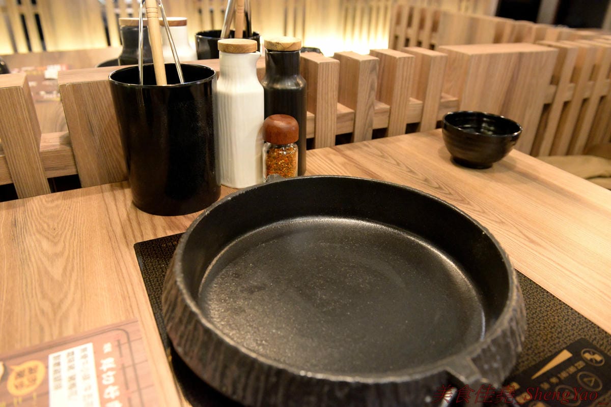 [台中沙鹿]壽喜燒一丁 沙鹿店 – 來自台北的壽喜燒吃到飽餐廳,中南部首家分店,兩種湯底、六種新鮮現切肉品加上十幾種蔬菜,自助吧也超豐富,價格平實,平日中午加服務費400元出頭而已,10/26-11/2