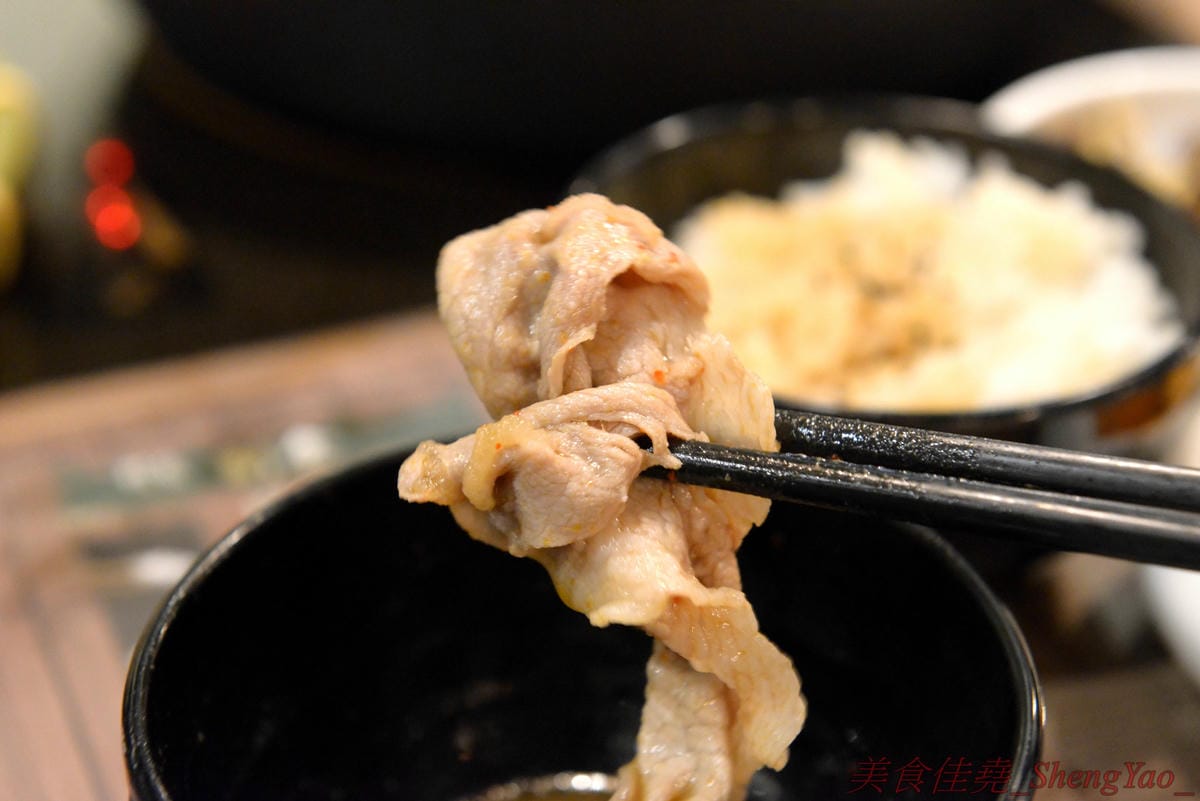 [台中沙鹿]壽喜燒一丁 沙鹿店 – 來自台北的壽喜燒吃到飽餐廳,中南部首家分店,兩種湯底、六種新鮮現切肉品加上十幾種蔬菜,自助吧也超豐富,價格平實,平日中午加服務費400元出頭而已,10/26-11/2