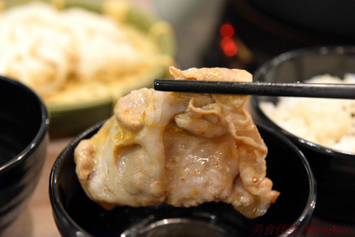 [台中沙鹿]壽喜燒一丁 沙鹿店 – 來自台北的壽喜燒吃到飽餐廳,中南部首家分店,兩種湯底、六種新鮮現切肉品加上十幾種蔬菜,自助吧也超豐富,價格平實,平日中午加服務費400元出頭而已,10/26-11/2