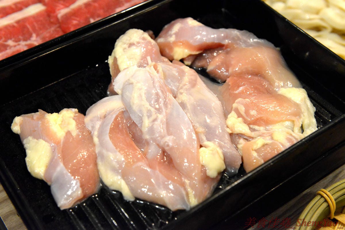 [台中沙鹿]壽喜燒一丁 沙鹿店 – 來自台北的壽喜燒吃到飽餐廳,中南部首家分店,兩種湯底、六種新鮮現切肉品加上十幾種蔬菜,自助吧也超豐富,價格平實,平日中午加服務費400元出頭而已,10/26-11/2