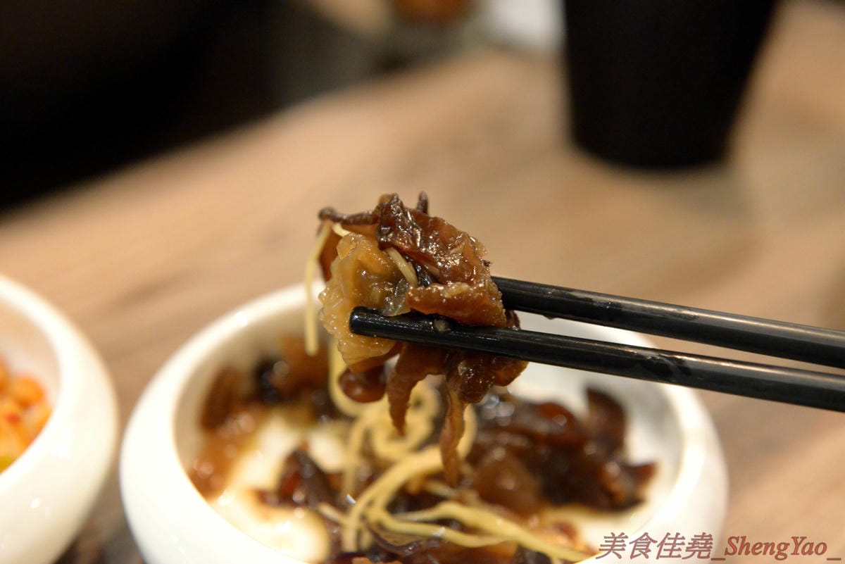 [台中沙鹿]壽喜燒一丁 沙鹿店 – 來自台北的壽喜燒吃到飽餐廳,中南部首家分店,兩種湯底、六種新鮮現切肉品加上十幾種蔬菜,自助吧也超豐富,價格平實,平日中午加服務費400元出頭而已,10/26-11/2