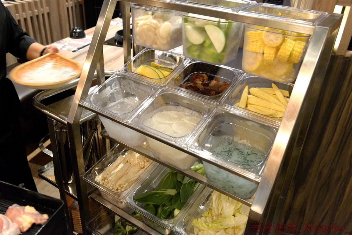[台中沙鹿]壽喜燒一丁 沙鹿店 – 來自台北的壽喜燒吃到飽餐廳,中南部首家分店,兩種湯底、六種新鮮現切肉品加上十幾種蔬菜,自助吧也超豐富,價格平實,平日中午加服務費400元出頭而已,10/26-11/2