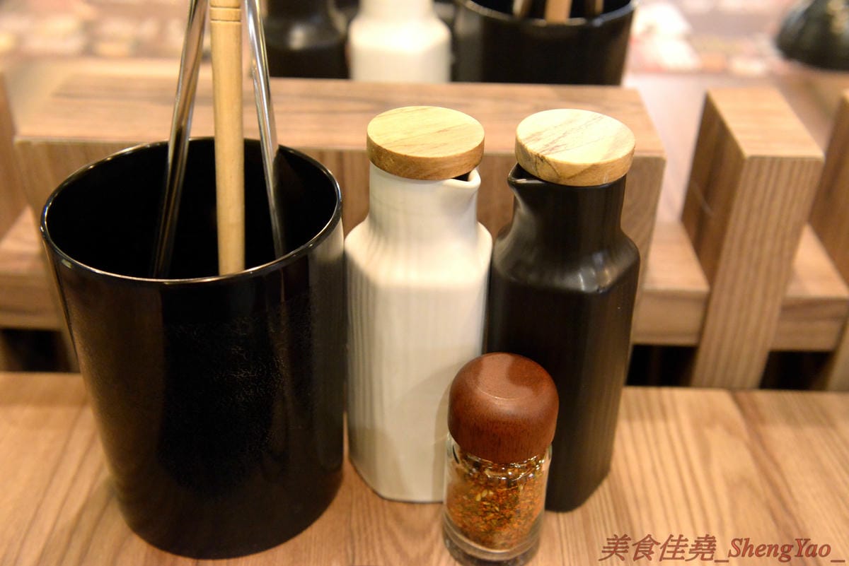 [台中沙鹿]壽喜燒一丁 沙鹿店 – 來自台北的壽喜燒吃到飽餐廳,中南部首家分店,兩種湯底、六種新鮮現切肉品加上十幾種蔬菜,自助吧也超豐富,價格平實,平日中午加服務費400元出頭而已,10/26-11/2