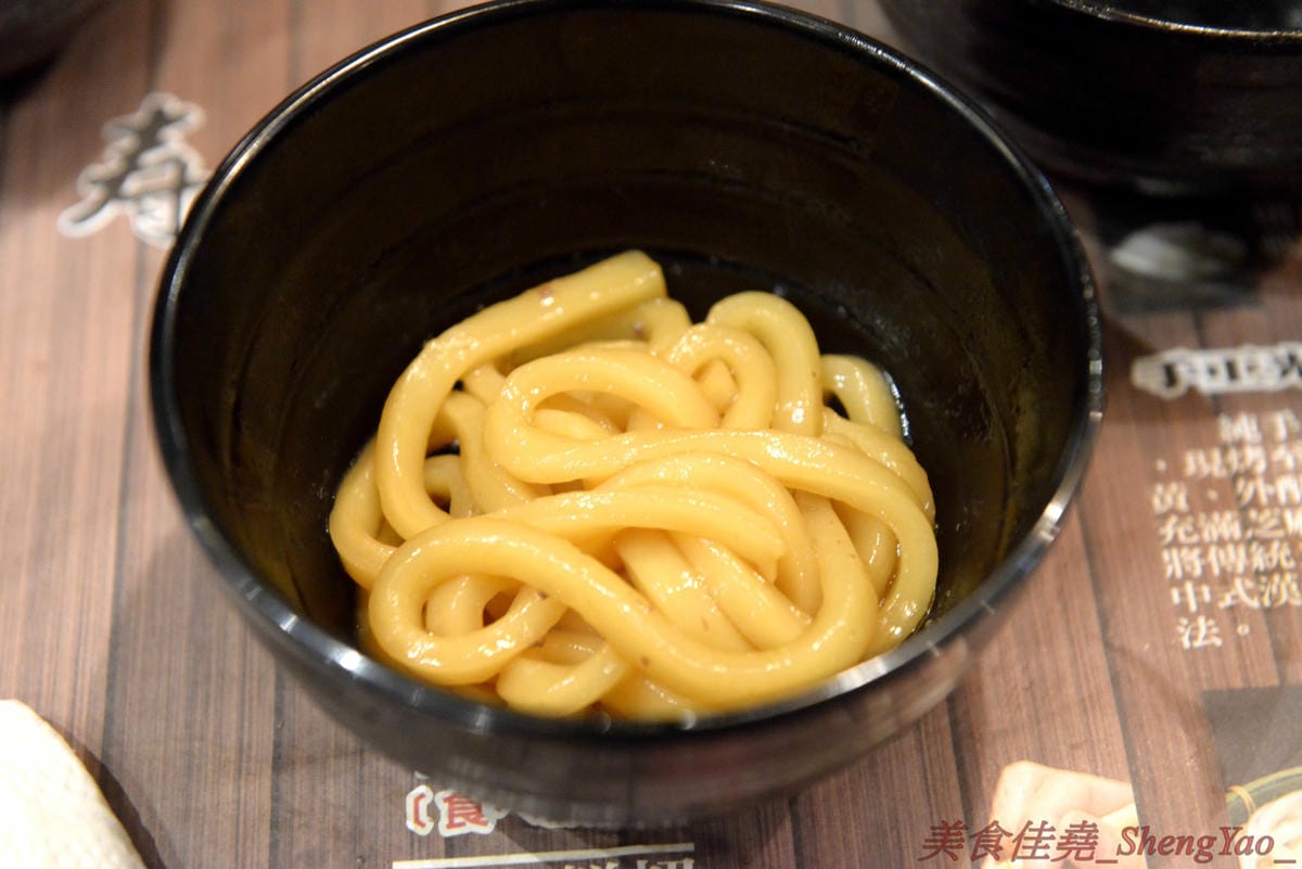[台中沙鹿]壽喜燒一丁 沙鹿店 – 來自台北的壽喜燒吃到飽餐廳,中南部首家分店,兩種湯底、六種新鮮現切肉品加上十幾種蔬菜,自助吧也超豐富,價格平實,平日中午加服務費400元出頭而已,10/26-11/2