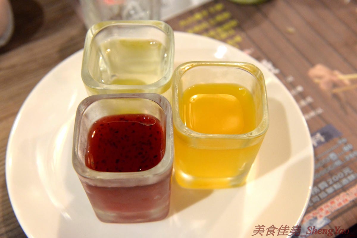 [台中沙鹿]壽喜燒一丁 沙鹿店 – 來自台北的壽喜燒吃到飽餐廳,中南部首家分店,兩種湯底、六種新鮮現切肉品加上十幾種蔬菜,自助吧也超豐富,價格平實,平日中午加服務費400元出頭而已,10/26-11/2